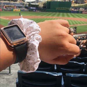 Champagne Dots Scrunch 🥂